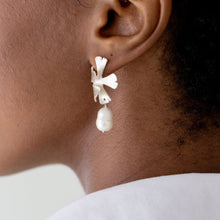 Load image into Gallery viewer, Floral pearl drops