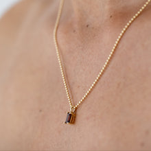 Load image into Gallery viewer, 9kt Gold Rectangle Garnet Pendant