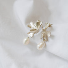 Load image into Gallery viewer, Floral pearl drops