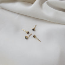 Load image into Gallery viewer, 9kt Gold and Topaz Studs
