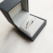 Load image into Gallery viewer, 9kt gold men's wedding band standard fit