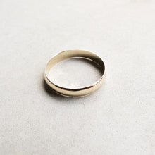 Load image into Gallery viewer, 9kt gold men's wedding band standard fit