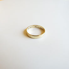 Load image into Gallery viewer, 9kt gold men's wedding band standard fit