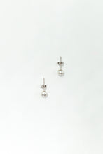 Load image into Gallery viewer, Classic pearl studs