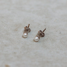 Load image into Gallery viewer, Classic pearl studs