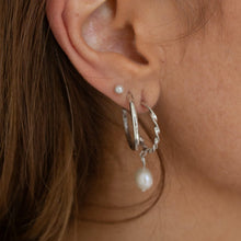 Load image into Gallery viewer, Classic pearl studs