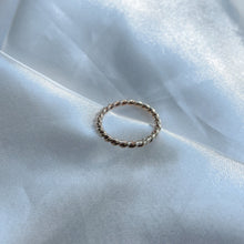 Load image into Gallery viewer, Twisted wire ring