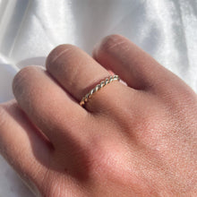 Load image into Gallery viewer, Twisted wire ring
