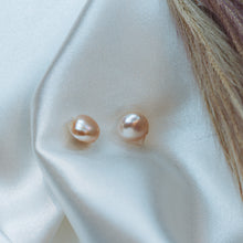 Load image into Gallery viewer, Wonky pearl stud earrings