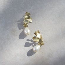 Load image into Gallery viewer, Floral pearl drops
