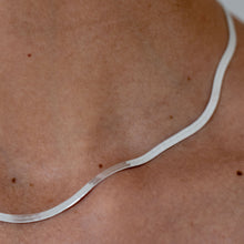 Load image into Gallery viewer, Silver herringbone necklace
