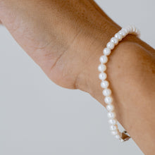 Load image into Gallery viewer, Classic Pearl Bracelet
