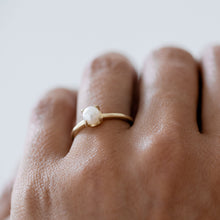 Load image into Gallery viewer, 9kt Gold Pearl Ring
