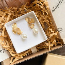 Load image into Gallery viewer, Floral pearl drops
