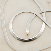 Load image into Gallery viewer, Silver herringbone necklace
