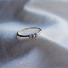 Load image into Gallery viewer, Trinity pearl ring 9kt gold
